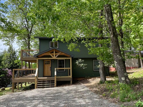 The Refuge-lake views at Alpine Lake