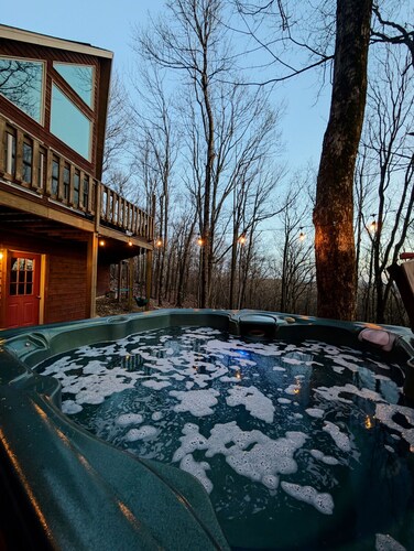 The Fox Den: Perfect Retreat with Double Master Suites, Hot Tub & A/C