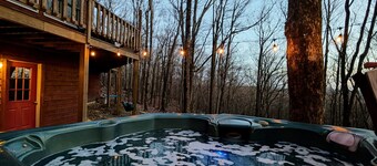 The Fox Den: Perfect Retreat with Double Master Suites, Hot Tub & A/C