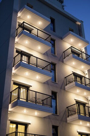 A multi-story building with balconies, each with a black railing. - Oktolia Suites (Alexandroupoli)