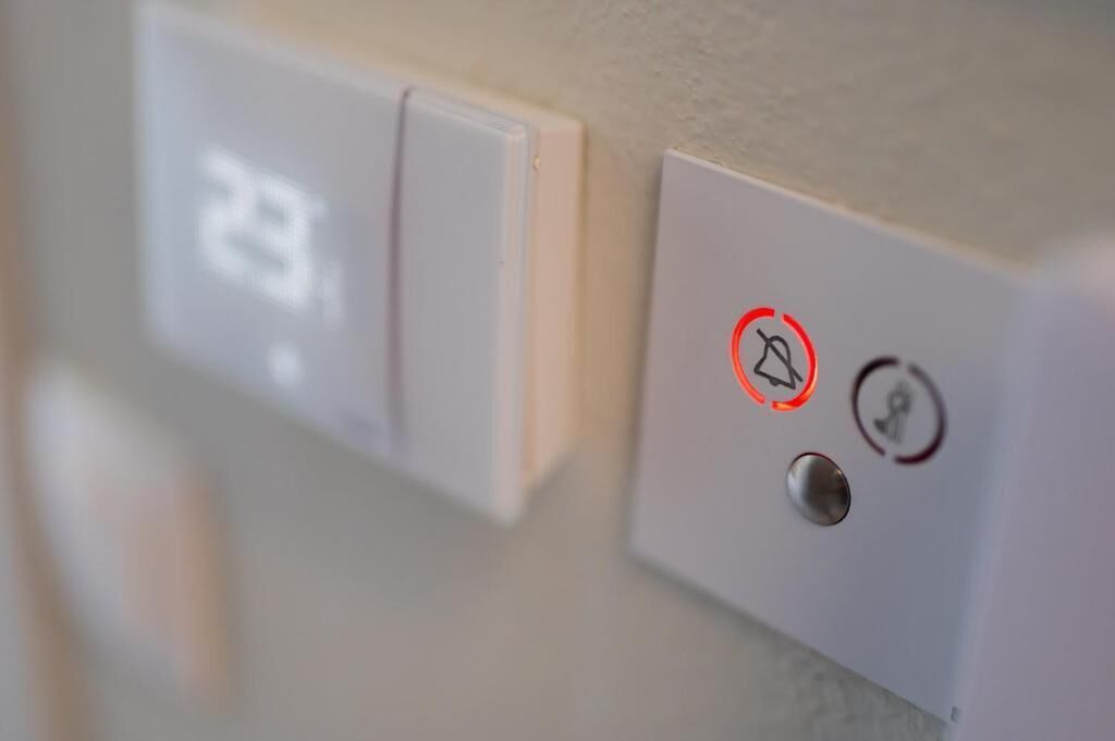 En termostat med digitalt display og betjeningsknapper.