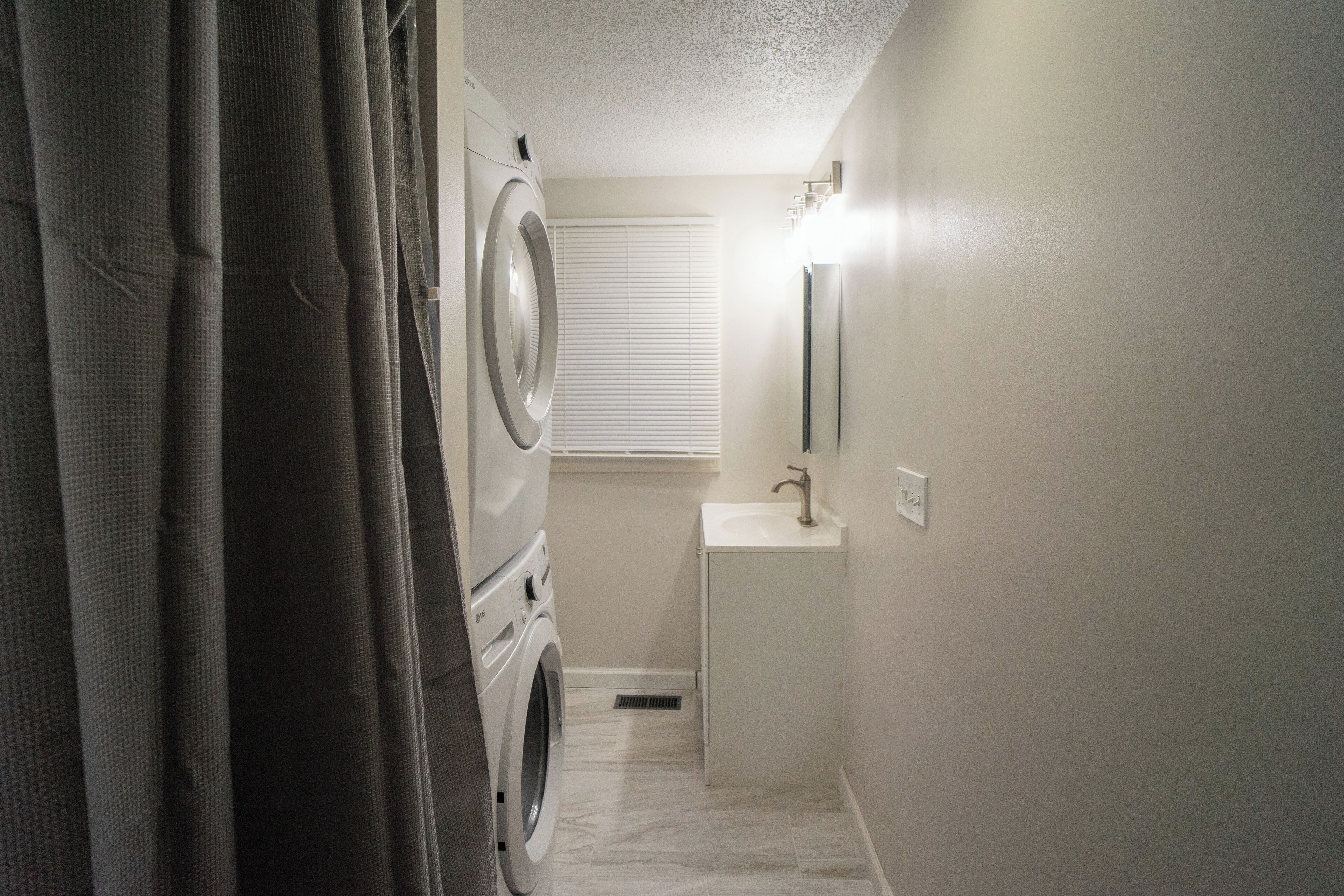 Een haardroger, handdoeken, zeep, shampoo