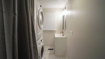 Een haardroger, handdoeken, zeep, shampoo