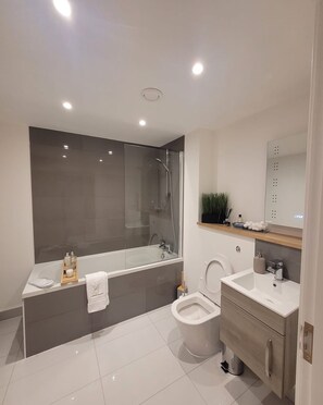 Eco-friendly toiletries, hair dryer, towels, soap - 1 Bed Spacious Flat In A Central Location In Strood Rochester  (Medway)
