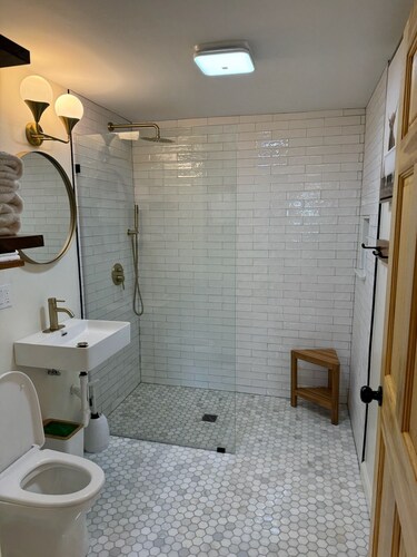 The Chapman House - Two Bedroom Cottage, Sleeps 6