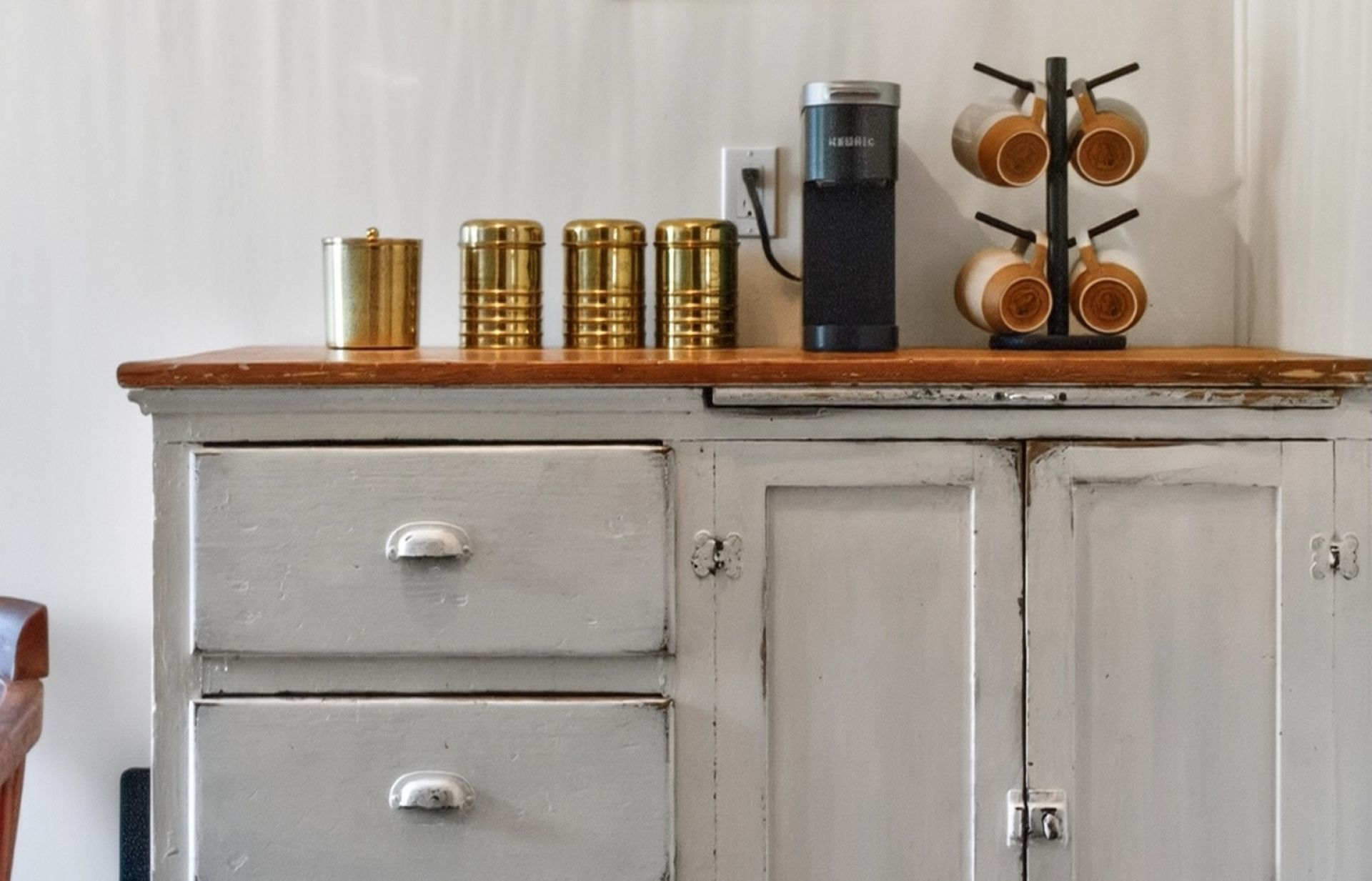 Une petite cuisine équipée d’un plan de travail en bois, d’une machine à café et d’un porte-tasses.