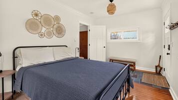 2 bedrooms, iron/ironing board, WiFi (free)