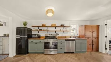 Coffee/tea maker, fridge, microwave, oven