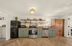 Coffee/tea maker, fridge, microwave, oven