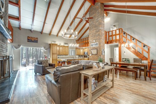 Fire Pit & Grill: Spacious 'Forest Lakes Chalet'