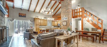 Fire Pit & Grill: Spacious 'Forest Lakes Chalet'