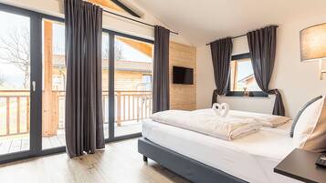 3 kamar tidur dan dilengkapi dengan perabotan berbeda-beda