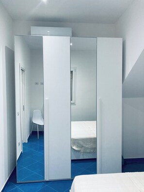 1 camera, ferro/asse da stiro, lenzuola