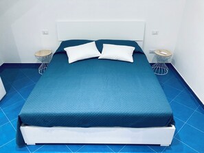 1 sovrum, strykjärn/strykbräda och sängkläder