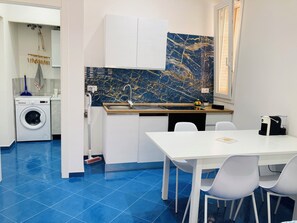 Frigorifero, forno, piano cottura, lavastoviglie