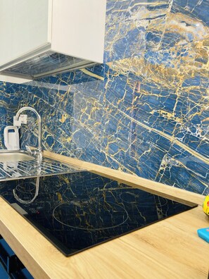 Frigorifero, forno, piano cottura, lavastoviglie