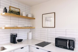 Mikroaaltouuni, mausteet, ruokailupöytä