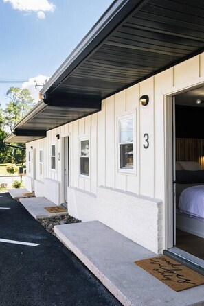 Exterior detail - The Mane & Co - No. 3 (Chambersburg)