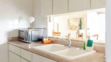 Refrigerador, microondas, parrilla de estufa y cafetera y tetera