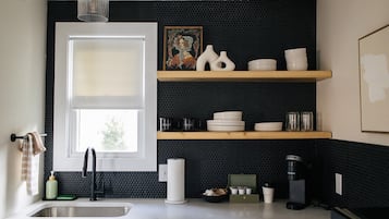 Micro-ondes, plaque de cuisson, cafetiĂšre/bouilloire