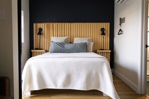 1 bedroom, WiFi, bed sheets - The Mane & Co - No. 6 (Chambersburg)