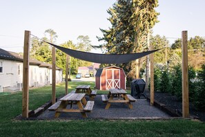 Outdoor dining - Tiny Home with Loft, WI-FI + Free Parking! (Chambersburg)