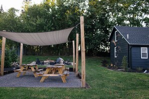 Outdoor dining - Tiny Home with Loft, WI-FI + Free Parking! (Chambersburg)
