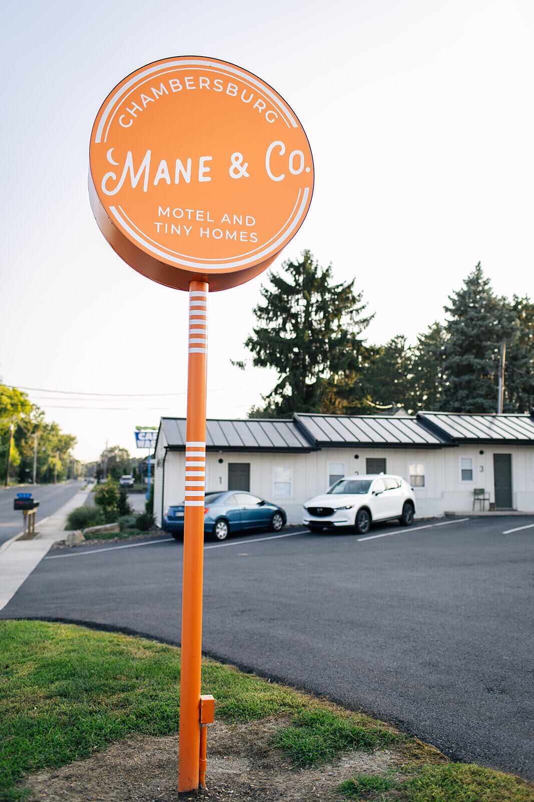Ein Schild eines Motels mit der Aufschrift 'Chambersburg Mane & Co. Motel und Tiny Homes'.