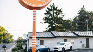 Ein Schild eines Motels mit der Aufschrift 'Chambersburg Mane & Co. Motel und Tiny Homes'.
