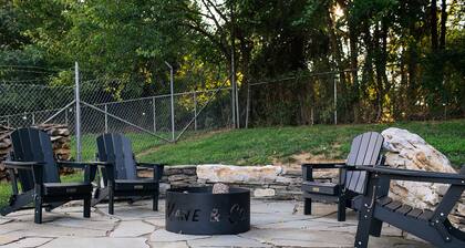 The Nomad - Tiny Home at Mane + Co. with King Bed