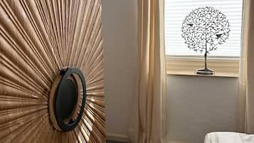 7 makuuhuonetta, työpöytä, silitysrauta/-lauta, vauvan matkasänky