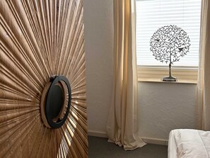 7 Schlafzimmer, Schreibtisch, Bügeleisen/Bügelbrett, Reisekinderbett