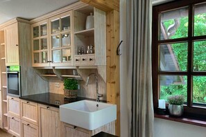 Fridge, oven, stovetop, dishwasher - ROMANTIKHÜTTE NEUASTENBERG - wood-burning stove, sauna and cozy factor (Winterberg)