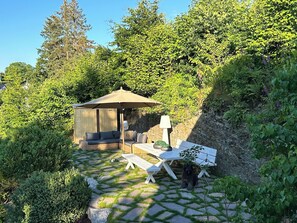 Outdoor dining - HÜTTENTRAUM of the TOP CLASS - sauna | wood-burning stove | forest-meadow-stream (Medebach)