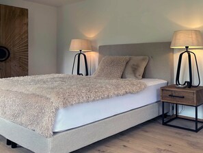 4 quartos, escrivaninha, ferros/tábuas de passar roupa, berço de viagem