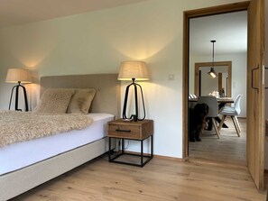 4 Schlafzimmer, Schreibtisch, Bügeleisen/Bügelbrett, Reisekinderbett