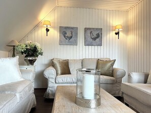 TV, books - Beautiful apartment with private garden for 2-6 people (Greetsiel)