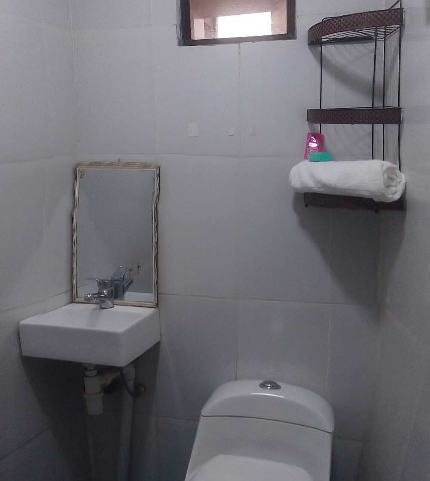 Suihku, hiustenkuivaaja, pyyhkeet, saippua