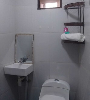 Douche, sèche-cheveux, serviettes fournies, savon