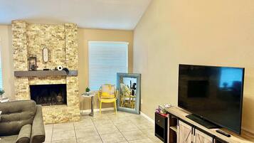 Tv, eldstad och kontor