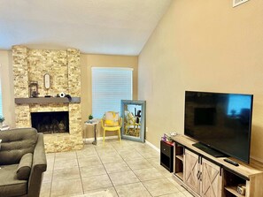 Smart-TV, Kamin, Arbeitsbereiche