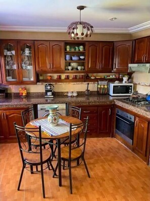 Mikrobølgeovn, ovn og kokeplater