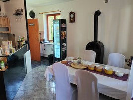 Standard Room, Garden View | Shared kitchen