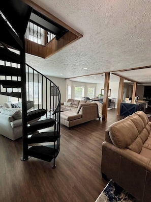 Smart TV, video games, DVD player, books - Pristine Home Perfect for Family Bay Views Luxe Chef’s Kitchen Ludington Park (Escanaba)