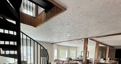 Pristine Home Perfect for Family Bay Views Luxe Chef’s Kitchen Ludington Park