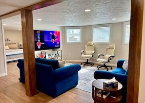 Interior - Pristine Home Perfect for Family Bay Views Luxe Chef’s Kitchen Ludington Park (Escanaba)