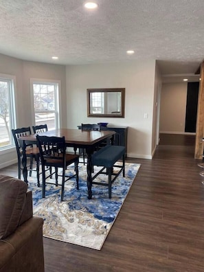 Dining - Pristine Home Perfect for Family Bay Views Luxe Chef’s Kitchen Ludington Park (Escanaba)