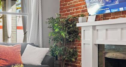 Charming 2-bedroom bungalow with WiFi, AC walking distance to downtown Denver!