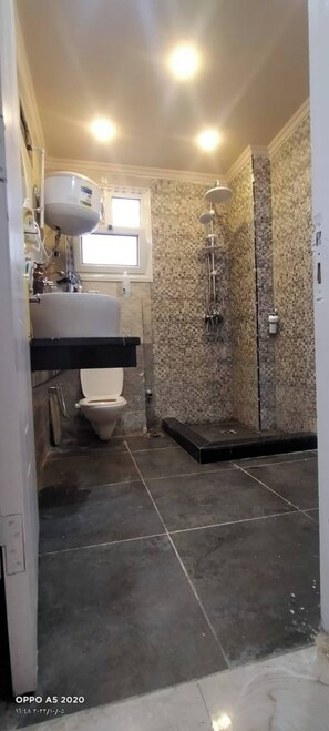 シャワー、タオル、石鹸、シャンプー