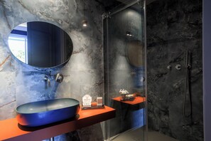 Camera Quadrupla Premium vista porto | Bathroom | Free toiletries, hair dryer, slippers, bidet - Belmonte LR Collection (Palermo)